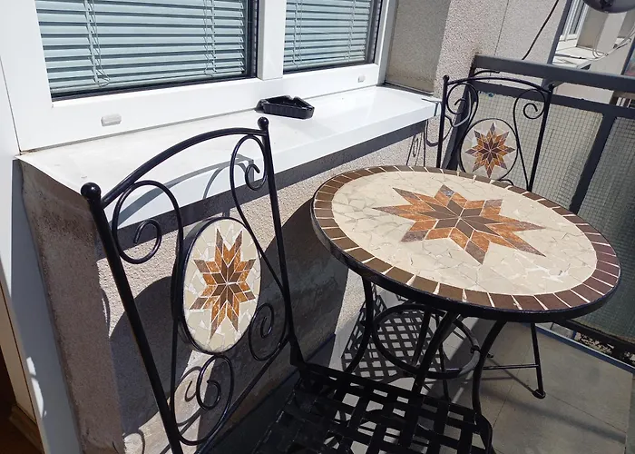 Amos Apartment - Private Parking Included